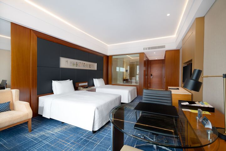 Room 18 of 104