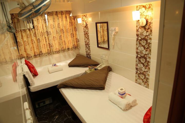 Room 4 of 32