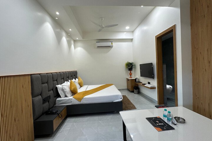 Room 4 of 8