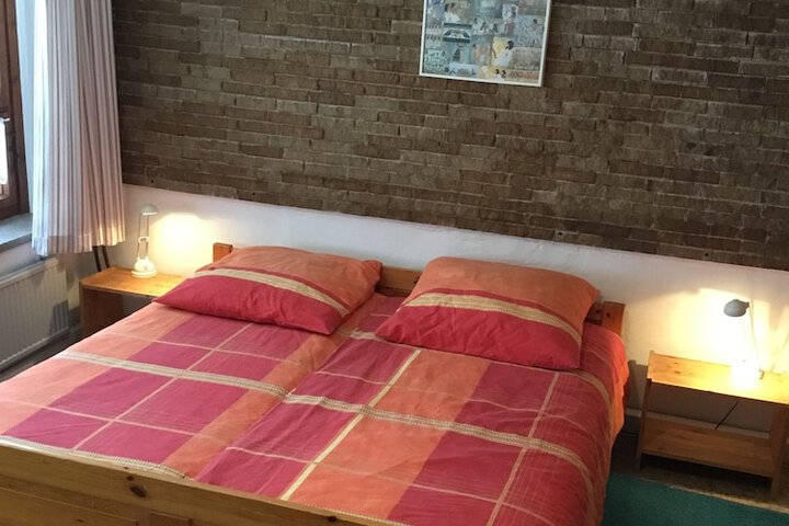Room 10 of 32