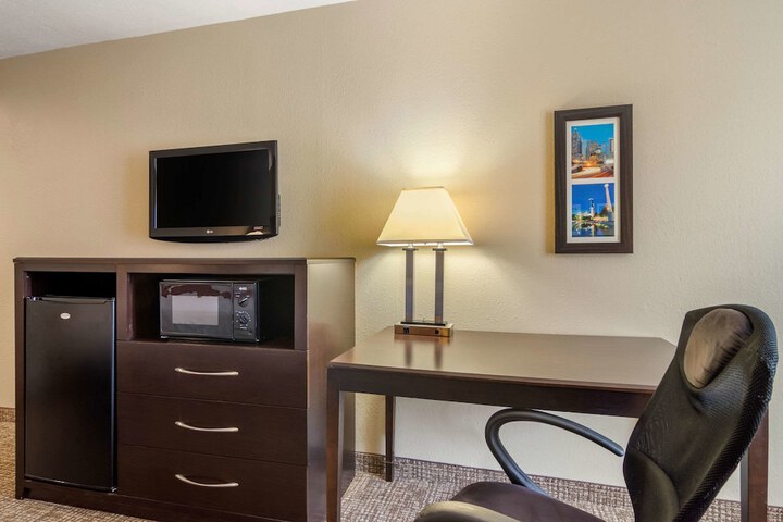 Double Accessible 2 Queen Beds (8 of 8)
