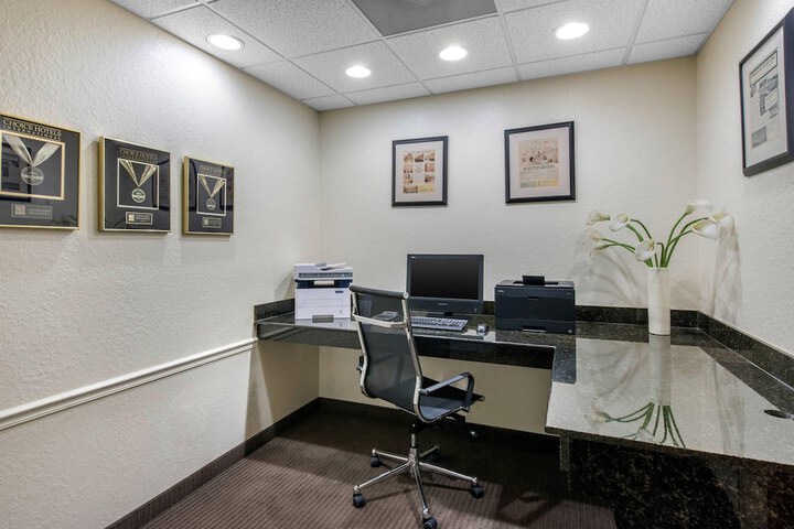 Business Center 43 of 47