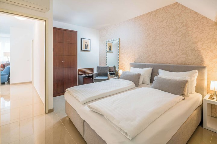 Room 42 of 78