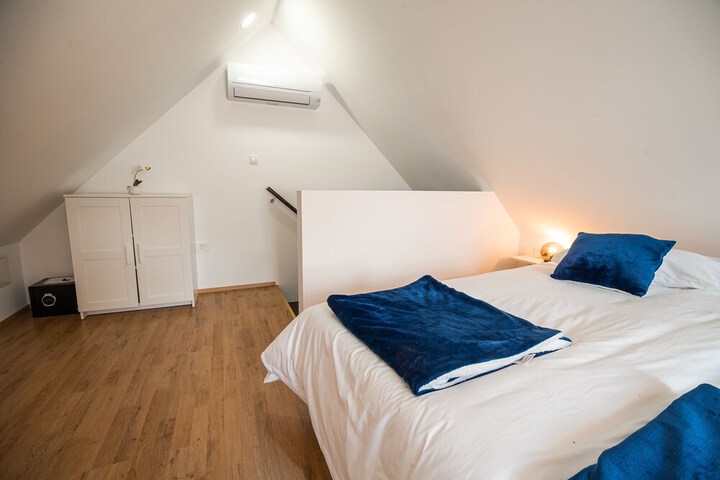 Room 9 of 47