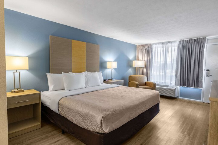 1 King Bed (5 of 7)