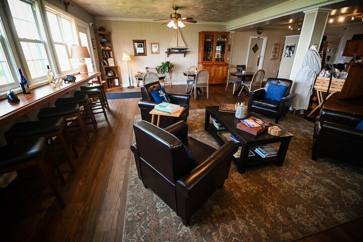 Lobby lounge