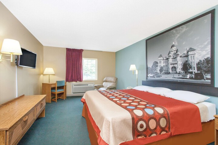 1 King Bed (6 of 8)