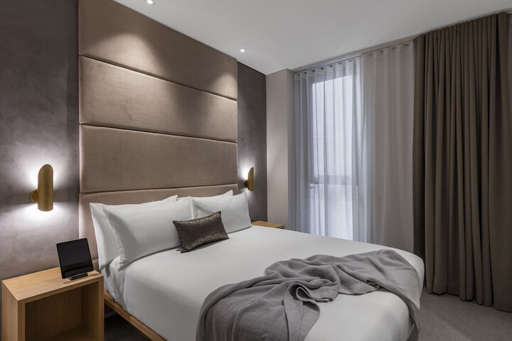 Room 5 of 32