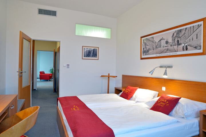 Room 4 of 79