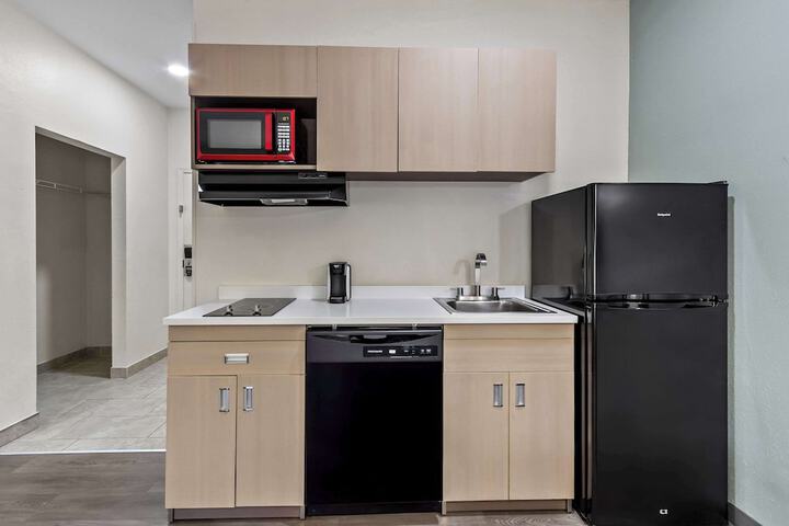 1 King Bed Efficiency (4 of 7)