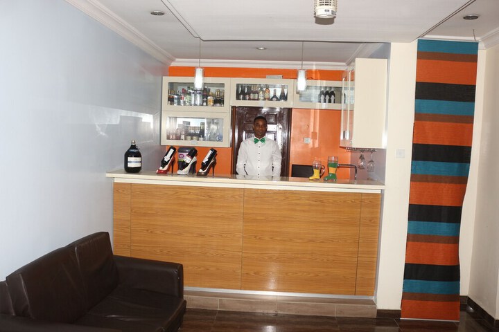 Lounge 76 of 93