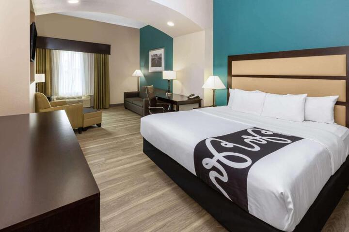 1 King Bed (4 of 23)