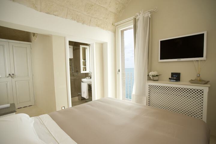 Room 5 of 95