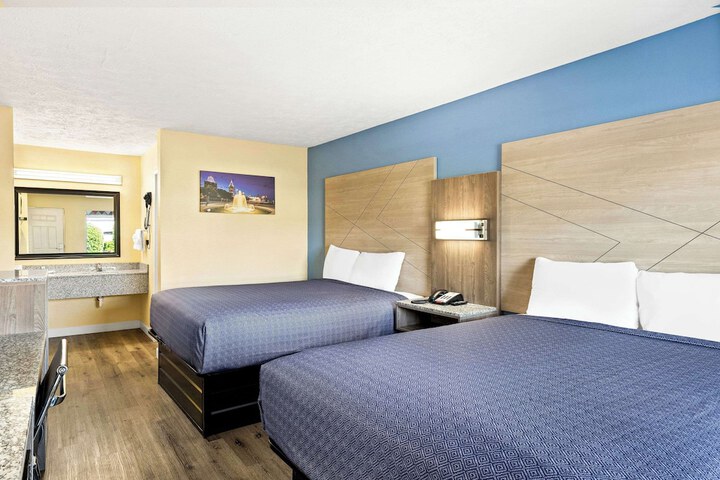 2 Queen Beds (11 of 11)