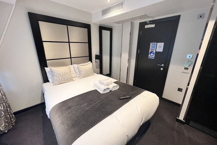 Room 12 of 27