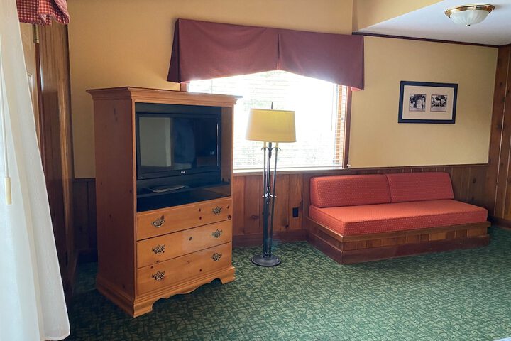 Premium Double Room 2 Queen Beds Refrigerator (8 of 13)