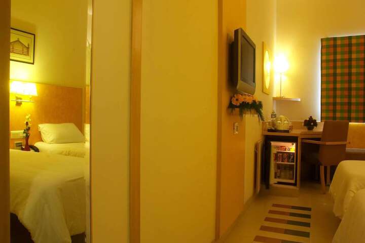 Room 6 of 25