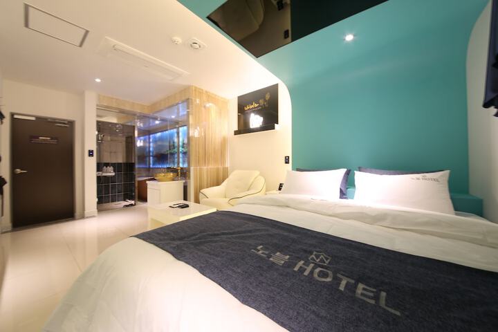 Room 7 of 65