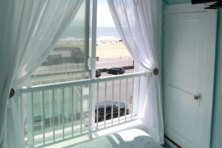 Room 7 of 28