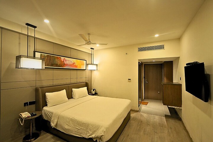 Room 6 of 28