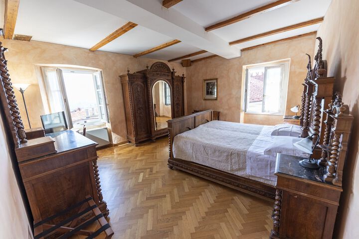 Room 5 of 18