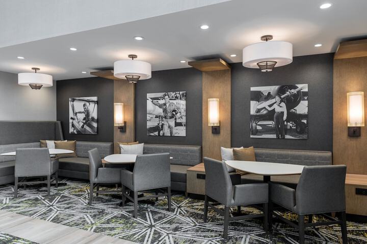 Lobby lounge