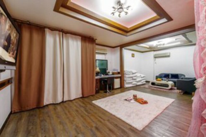 Room 11 of 37