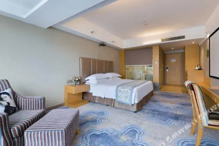 Room 6 of 8