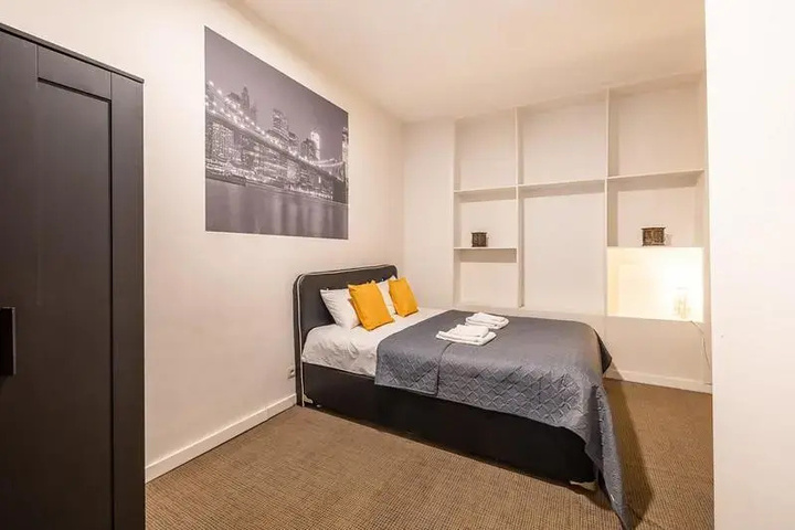 Room 6 of 9