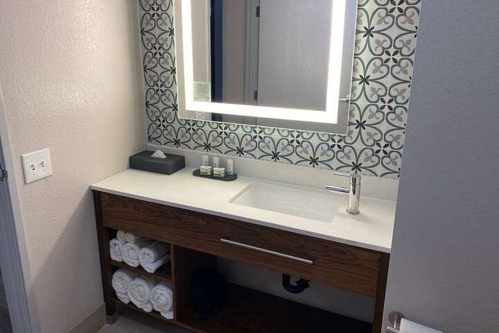 Guest room bath
