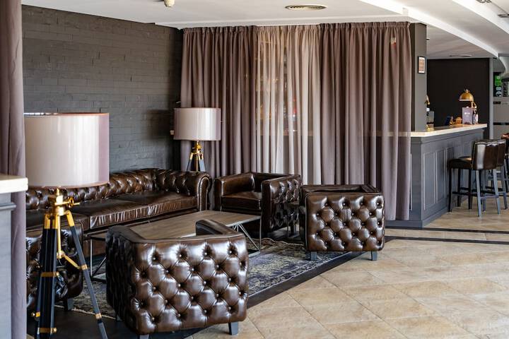 Lounge 82 of 119
