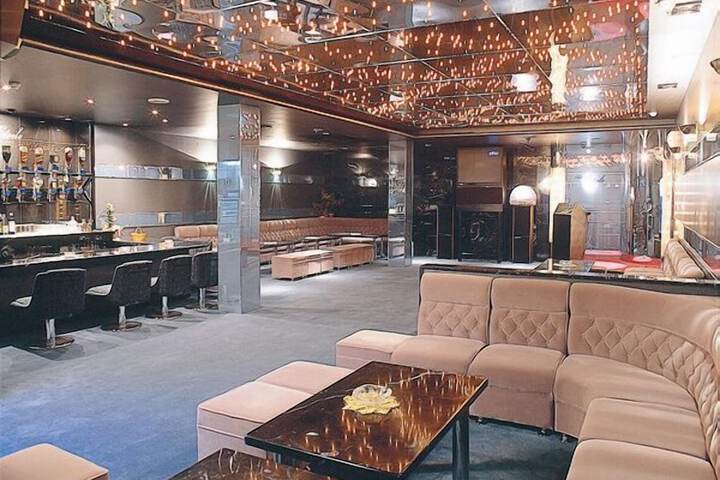 Lounge 13 of 15