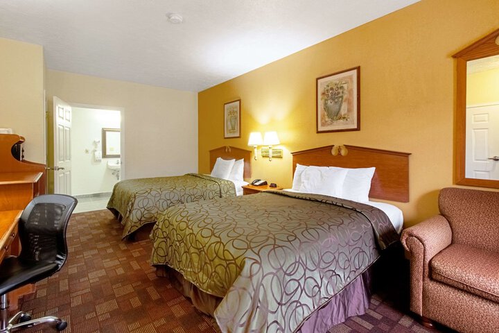 2 Queen Beds (6 of 7)
