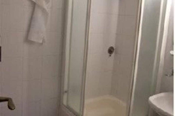 Room 33 of 48