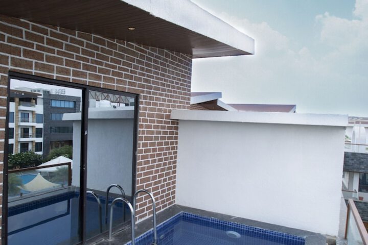 Pool 139 of 196