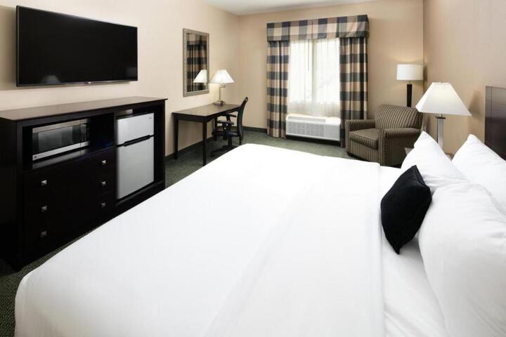 1 King Bed (1 of 10)