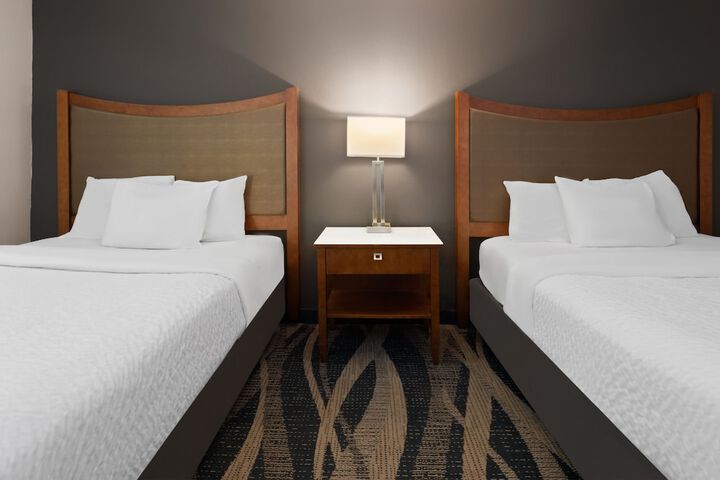 1 Queen Bed (18 of 21)