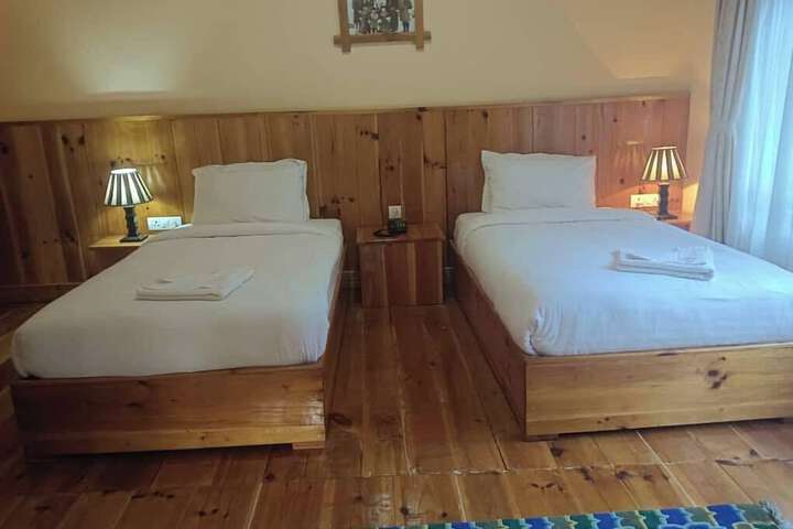 Room 9 of 16
