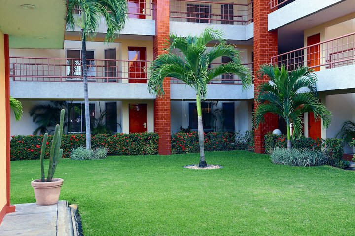 Hotel Exterior 49 of 52