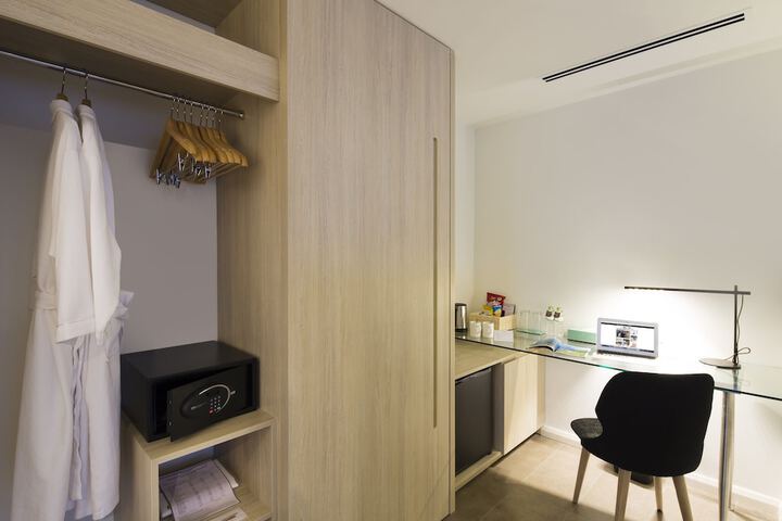 Room 8 of 76