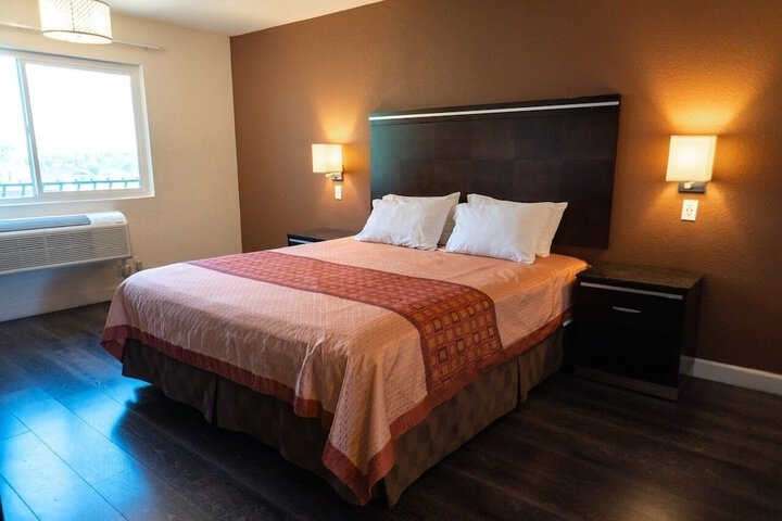 Deluxe Room 1 King Bed (3 of 16)