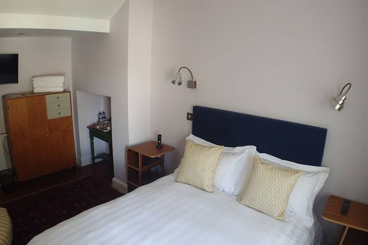 Room 17 of 103