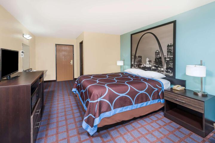 1 King Bed (4 of 8)