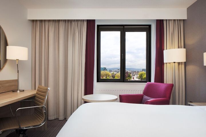 Room 25 of 102