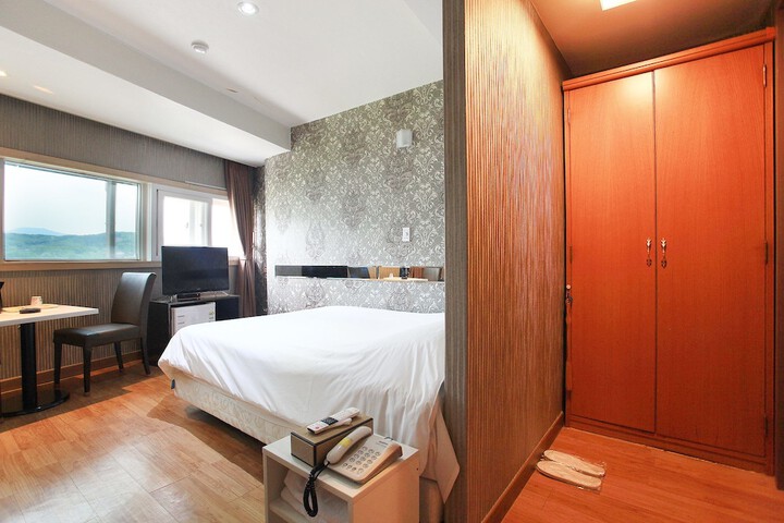 Room 28 of 62