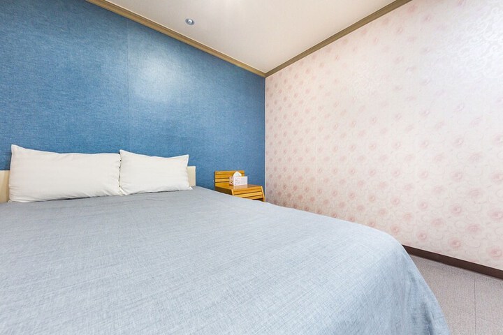 Room 6 of 12