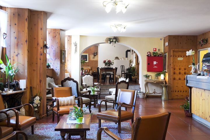 Lounge 67 of 90