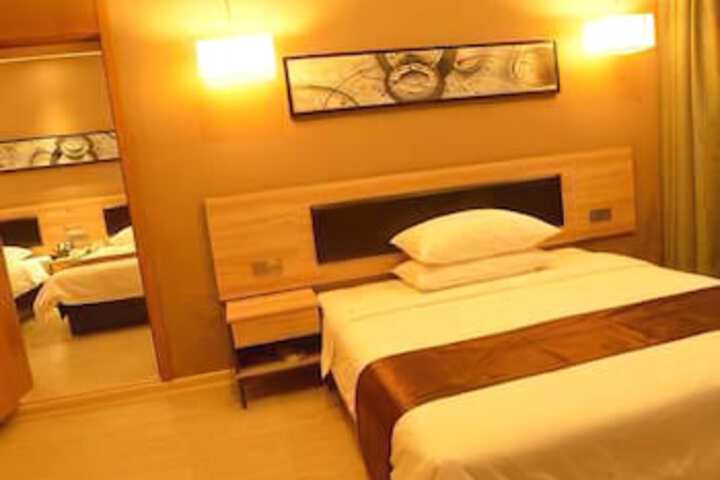 Room 6 of 7