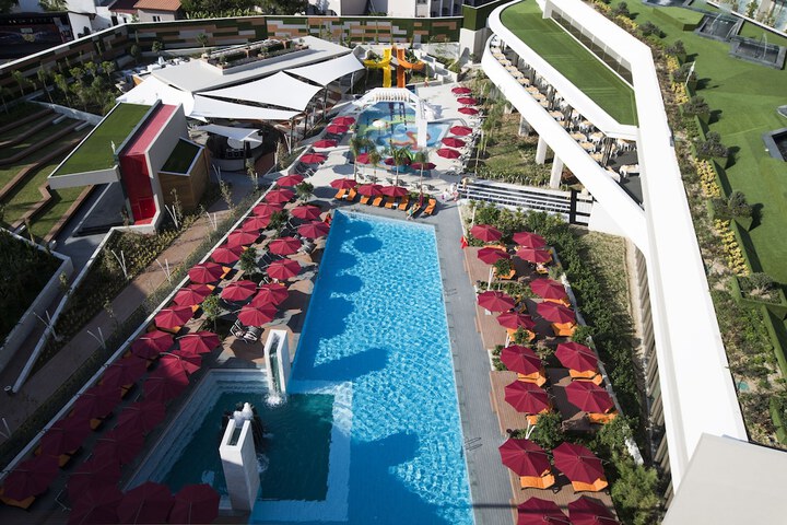 Pool 60 of 303