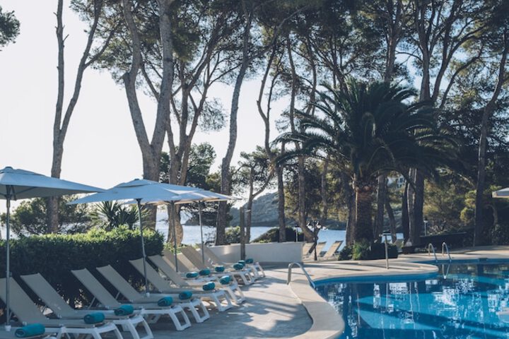 Hotel with Pool